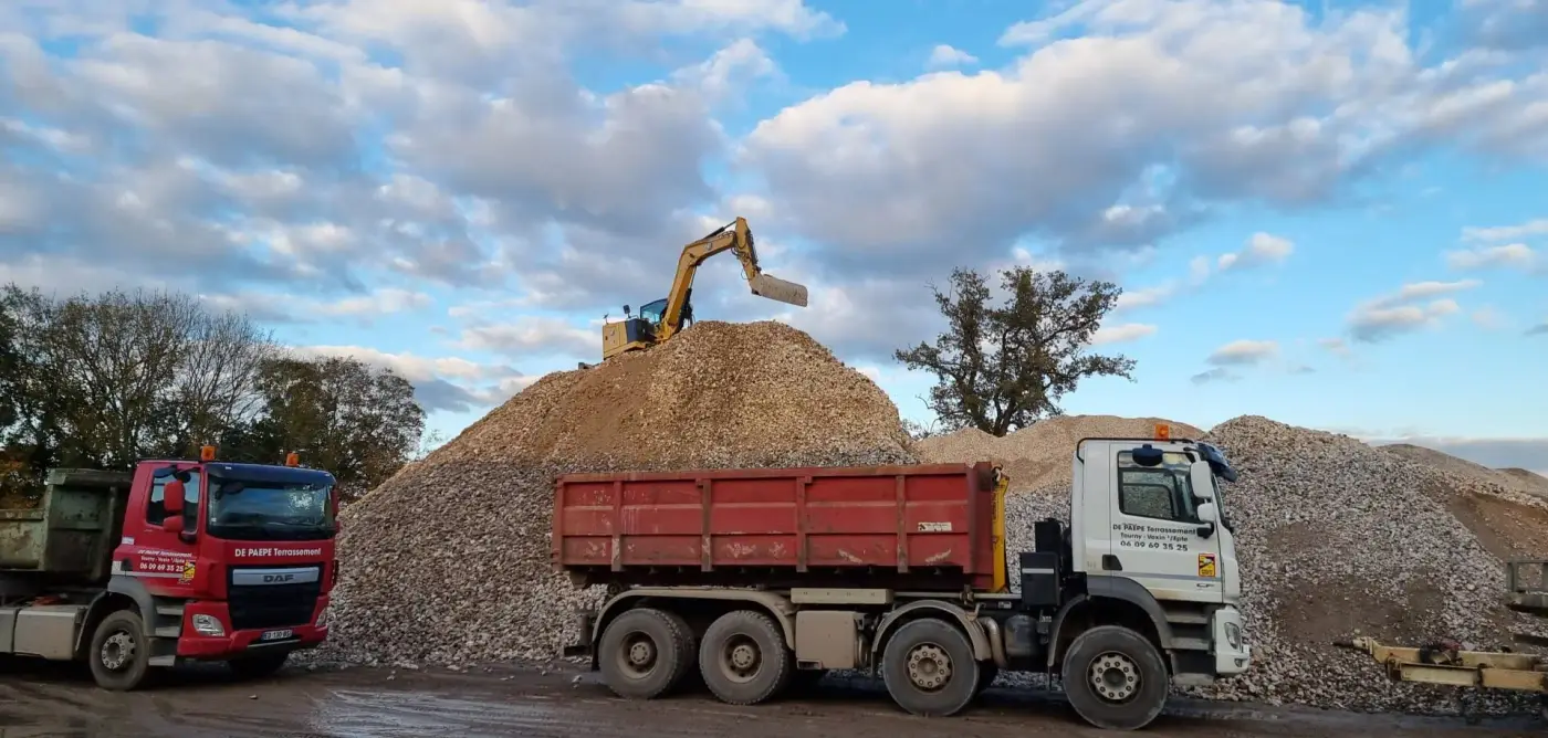 Camions-bennes De Paepe Terrassement et pelle mécanique en chargement à Tourny, Vexin-sur-Epte