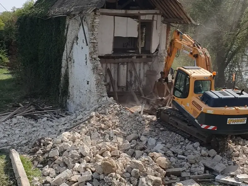 Démolition contrôlée d'une maison ancienne à la pelle mécanique dans l'Eure