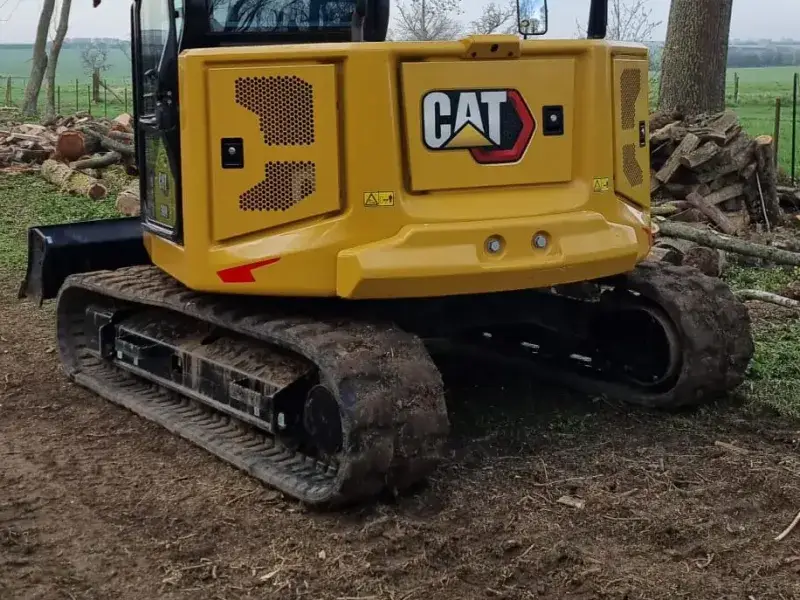 Pelle Caterpillar équipée pour dessouchage et élagage dans le Vexin