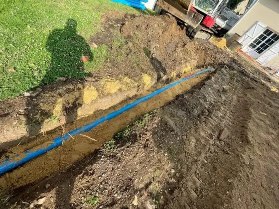 Tranchée d'assainissement avec canalisation