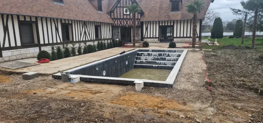 Bassin de piscine en cours de terrassement