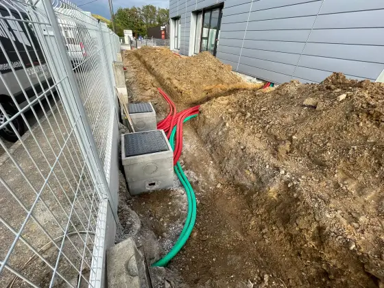 Réseaux VRD et regards béton en cours de pose